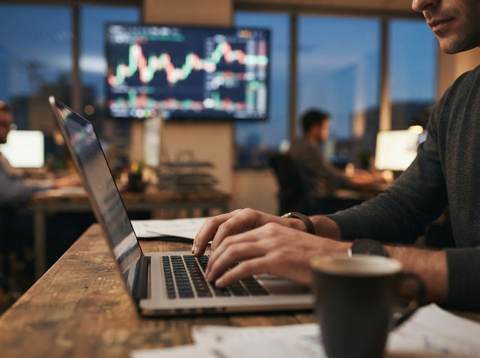 Trump Filing Reveals $1.4 Billion Crypto Earnings, Stablecoin Faces Scrutiny